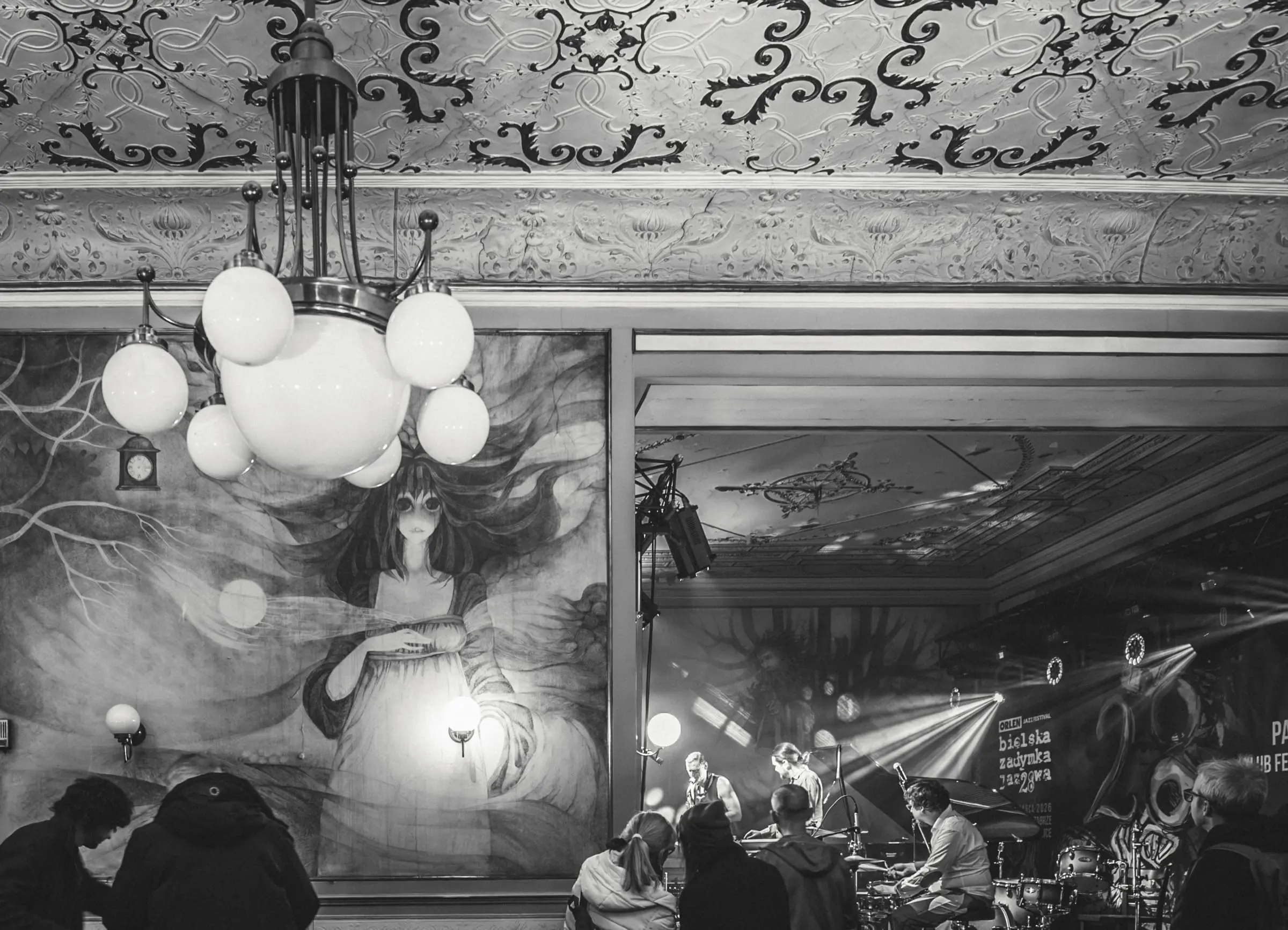 Secesyjny mural, żyrandol i koncert w sali NovaPatria
